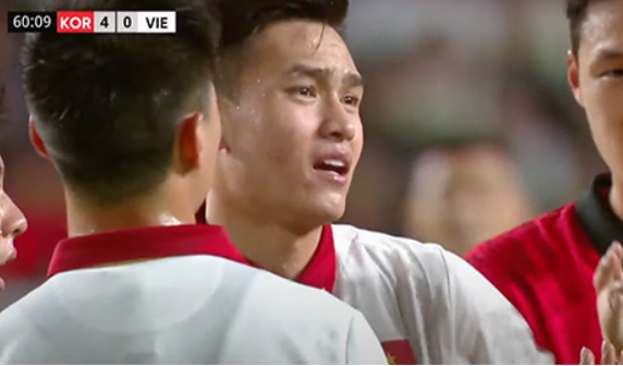 Cầu thủ Hàn Quốc xin xóa thẻ đỏ cho Bùi Hoàng Việt Anh nhưng trọng tài người Malaysia chuyên môn kém và muốn nịnh nọt người Hàn, kiên quyết không thay đổi quyết định
