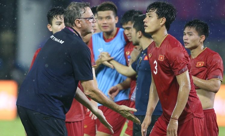 HLV Hoàng Anh Tuấn nói thẳng:’Với trình độ hạn chế của cầu thủ Việt Nam thì không bao giờ chơi được theo kiểu kỷ luật, đẳng cấp cao của ông Troussier’