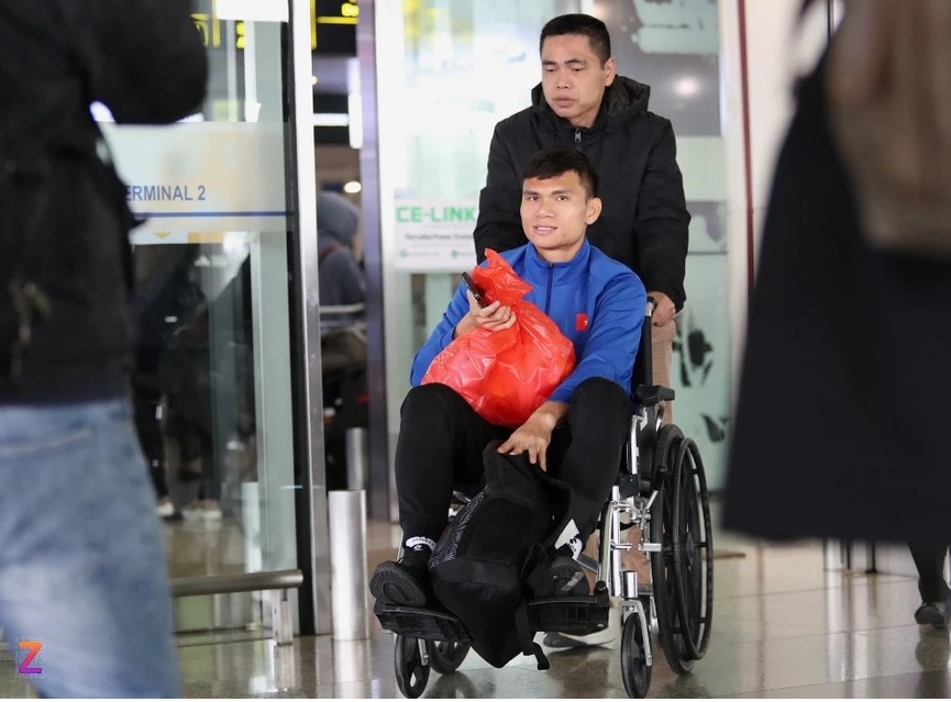 ĐT Việt Nam về nước ê chề, không ai đón: Rơi nước mắt khi Xuân Mạnh phải ngồi xe lăn